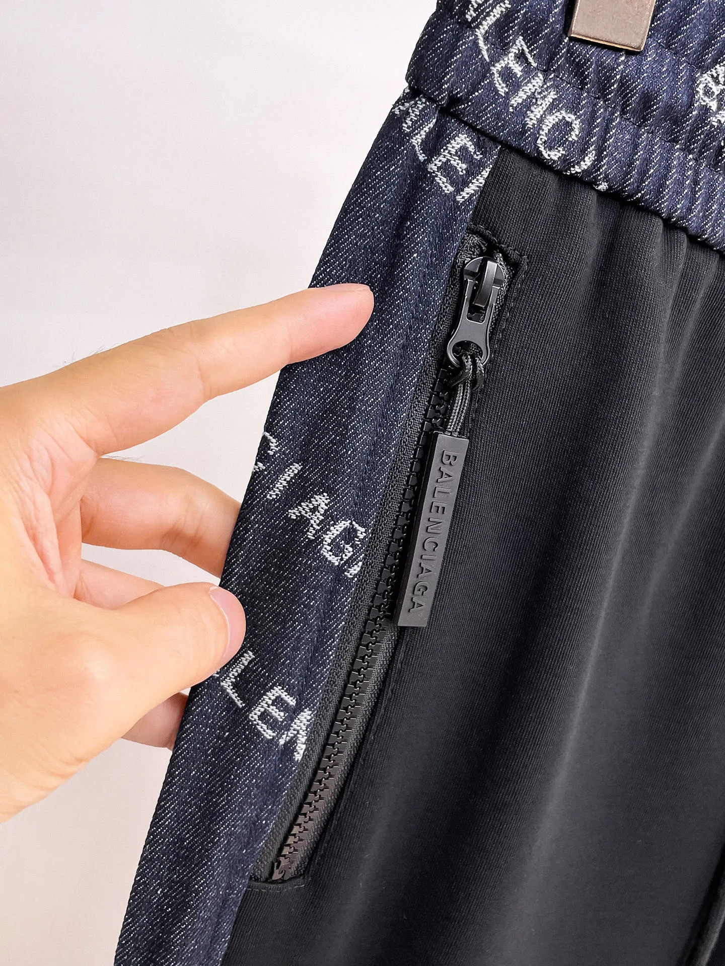 Balenciaga 🆕2026 Autumn and Winter New Arrival Casual Pants! The official website will be released simultaneously. Brand Classic LOGO casual pants, customized fabrics, excellent comfort and strong touch. Highly recognisable, perfect appearance and craftsmanship. Size:M-3XL
